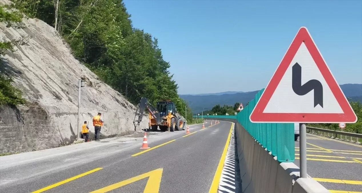 D-100 Karayolu Düzce Geçişinde Heyelan Sonrası Temizlik Çalışmaları Devam Ediyor
