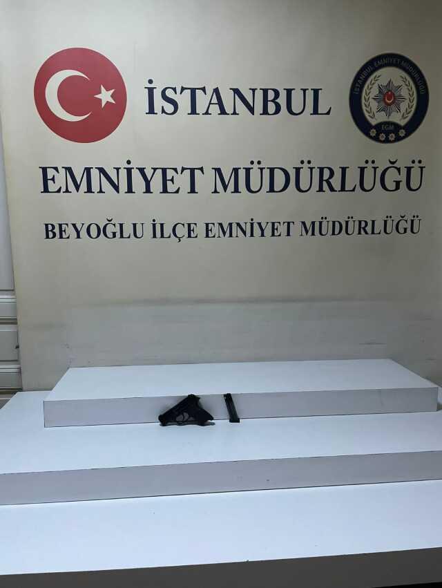 İstanbul'da silahlı işletmeci dehşeti kamerada: Müşterileri silahla kovalayıp ateş açtılar İstanbul'da silahlı işletmeci dehşeti kamerada: Müşterileri silahla kovalayıp ateş açtılar