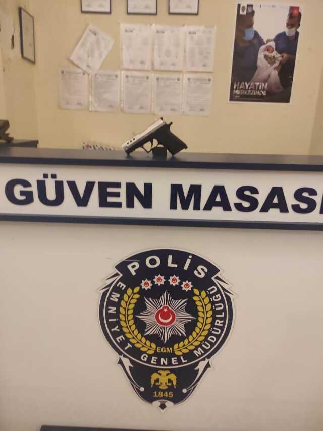 İstanbul'da silahlı işletmeci dehşeti kamerada: Müşterileri silahla kovalayıp ateş açtılar İstanbul'da silahlı işletmeci dehşeti kamerada: Müşterileri silahla kovalayıp ateş açtılar