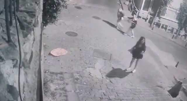 İstanbul'da silahlı işletmeci dehşeti kamerada: Müşterileri silahla kovalayıp ateş açtılar İstanbul'da silahlı işletmeci dehşeti kamerada: Müşterileri silahla kovalayıp ateş açtılar