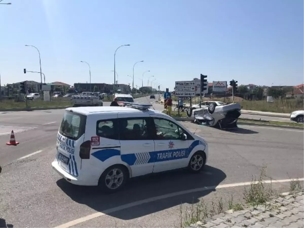 Kavşakta Kaza: 5 Kişi Yaralandı