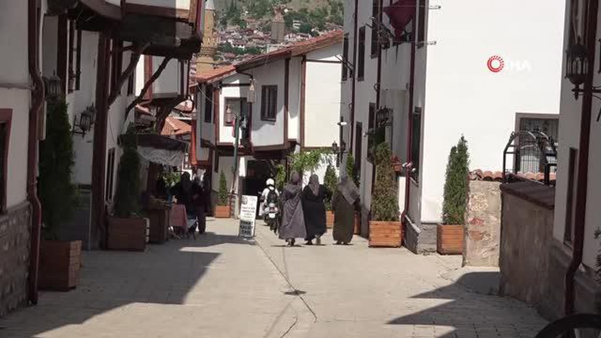 Mimari yapısıyla bu sokak turistleri tarihte yolculuğa çıkartıyor