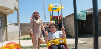 Van Büyükşehir Belediyesi, engelli çocuğun talebi üzerine evinin bahçesine oyun parkı kurdu