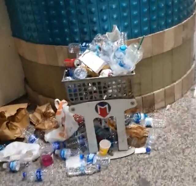 Yenikapı Metro İstasyonu'nda Çöp Sorunu Yenikapı Metro İstasyonu'nda Çöp Sorunu