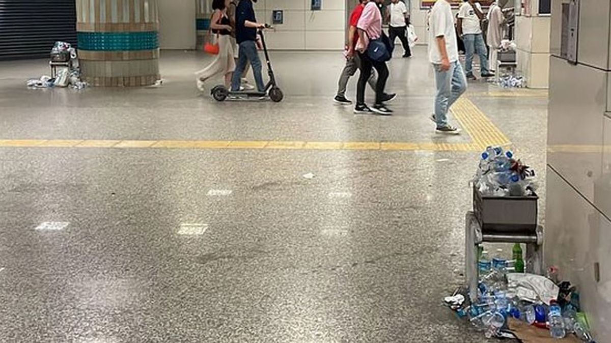 Yenikapı Metro İstasyonu'nda tepki çeken görüntü! Çöpler her yere saçıldı