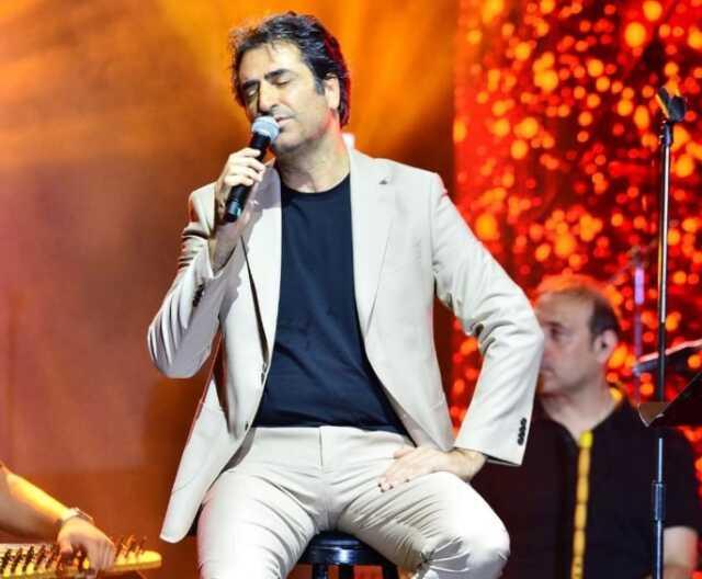 Alaçatı'da minibüse binen Mahsun Kırmızıgül, yolculara konser verdi