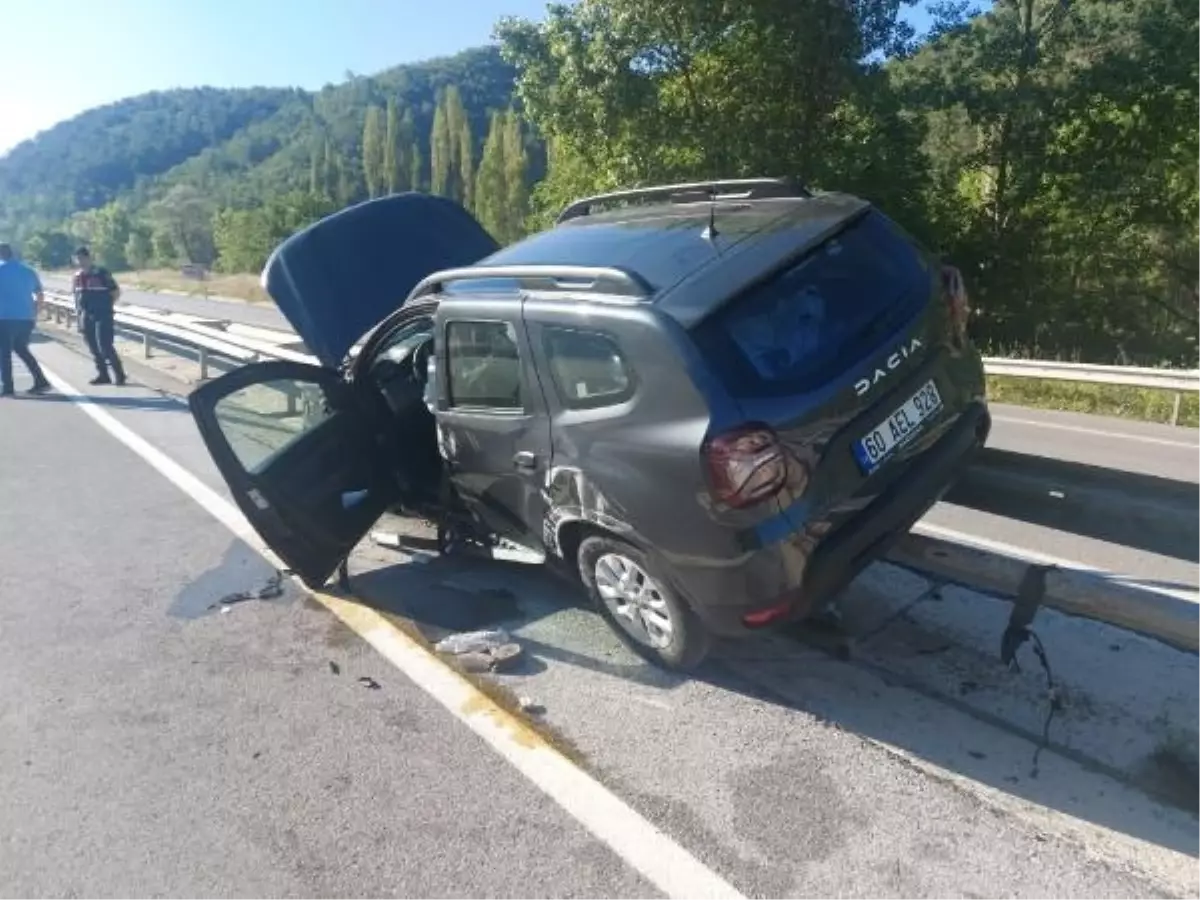 Amasya'da Otomobil Bariyerde Asılı Kaldı: 4 Yaralı