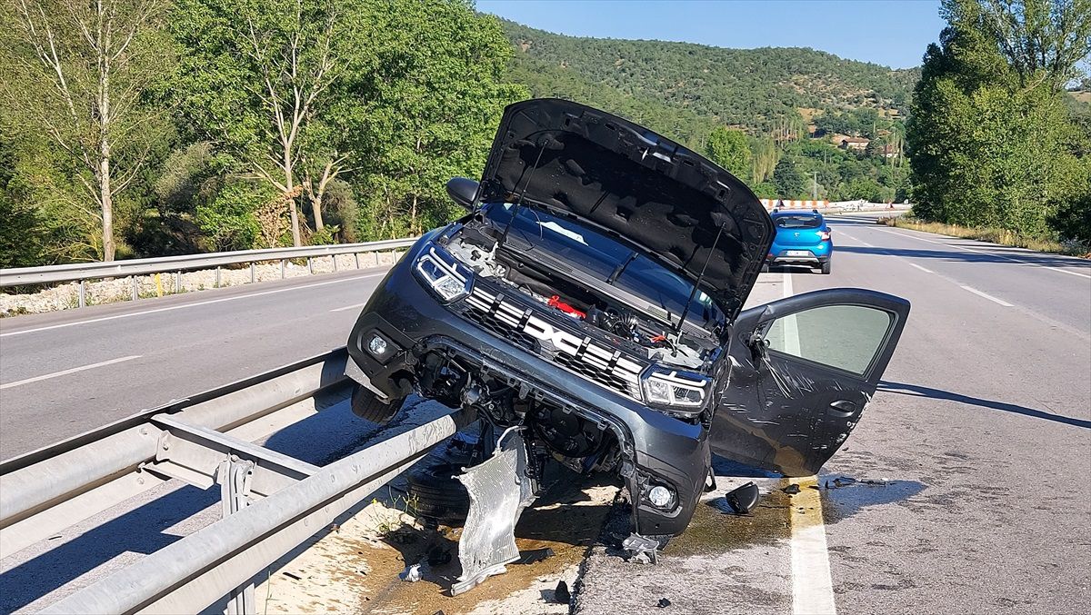 Amasya'da Kontrolden Çıkan Otomobilin Bariyere Çıkması Sonucu 4 Kişi Yaralandı