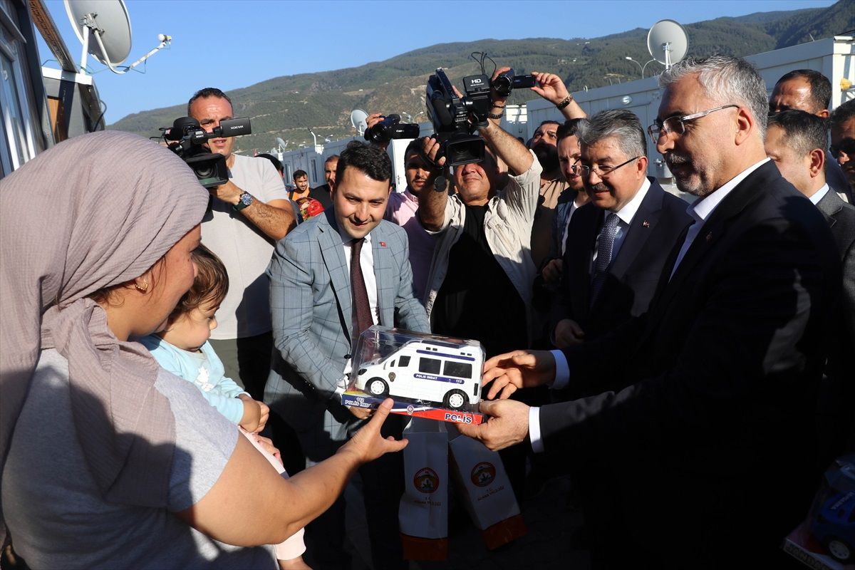 Bakan Işıkhan, Osmaniye'deki depremzedelerle buluştu