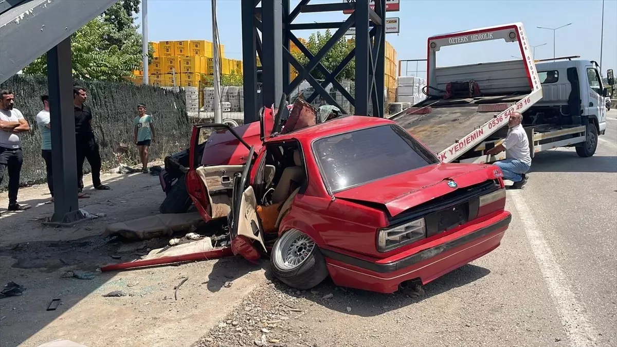 Bursa'da Üst Geçide Çarpan Otomobilde 2 Kişi Yaralandı