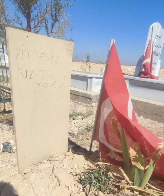 Depremde vefat eden kimsesiz çocuğun mezarı yapıldı! Taşa yazılan iki kelime kahretti