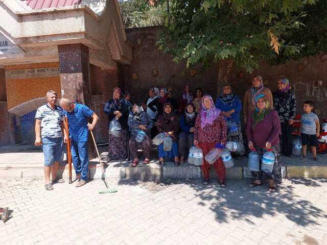 Depremden sonra suyu kesilen mahalle çözüm bekliyor Depremden sonra suyu kesilen mahalle çözüm bekliyor