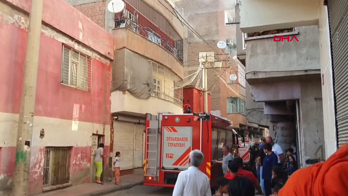 Diyarbakır'da 5 Katlı Apartmanda Yangın Çıktı