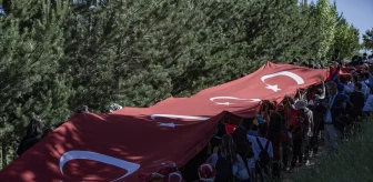 Erzurum'da Gençler Dev Türk Bayrağıyla Doğa Yürüyüşü Gerçekleştirdi