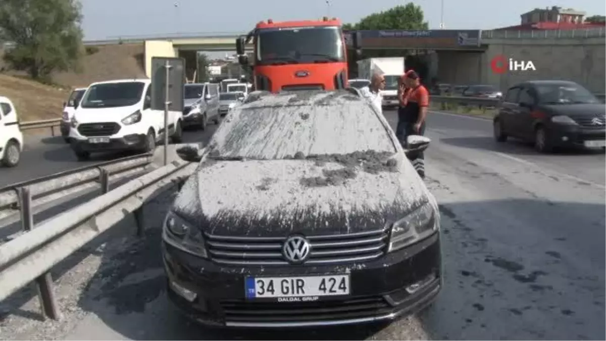Hafriyat kamyonu ani fren yaptı, taşıdığı beton harcı arkasından gelen otomobilin üzerine döküldü