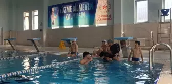 Ağrı'da çocuklar yarı olimpik yüzme havuzunda eğitim alıyor