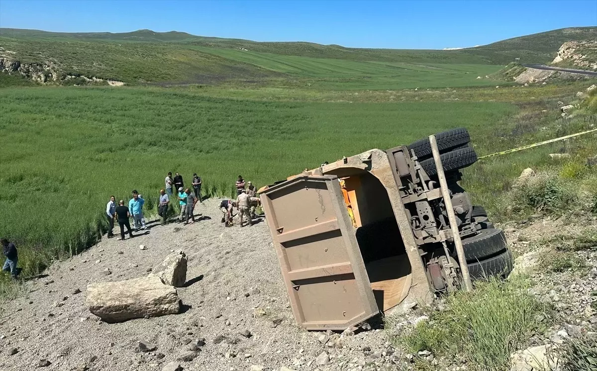 Kars'ta Hafriyat Yüklü Kamyonun Devrilmesi Sonucu Sürücü Hayatını Kaybetti
