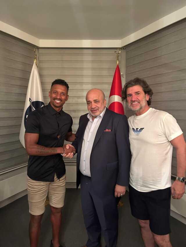 Luis Nani yeniden Türkiye'de! Adana Demirspor ile 1+1 yıllık sözleşme imzaladı Luis Nani yeniden Türkiye'de! Adana Demirspor ile 1+1 yıllık sözleşme imzaladı