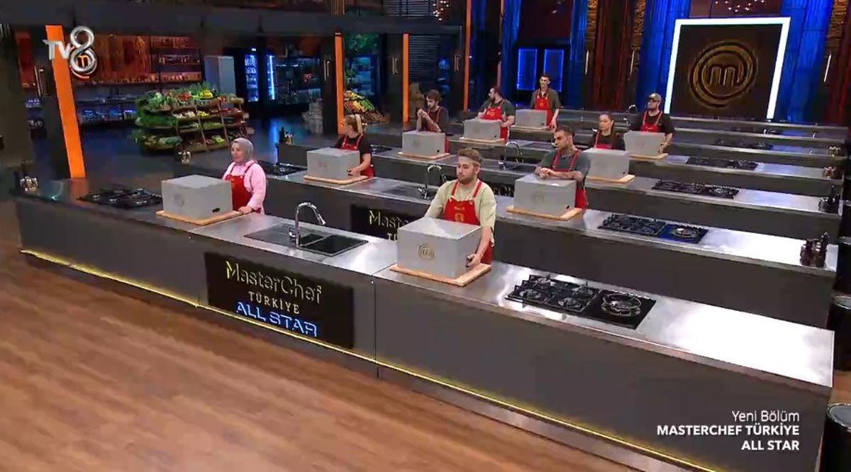 Masterchef Tahsin ve Burcu neden yok, nerede, ödül oyununda niye yoklar? Masterchef 14 Temmuz Mavi takımdan Tahsin ve Kırmızı takımdan Burcu niye yok?