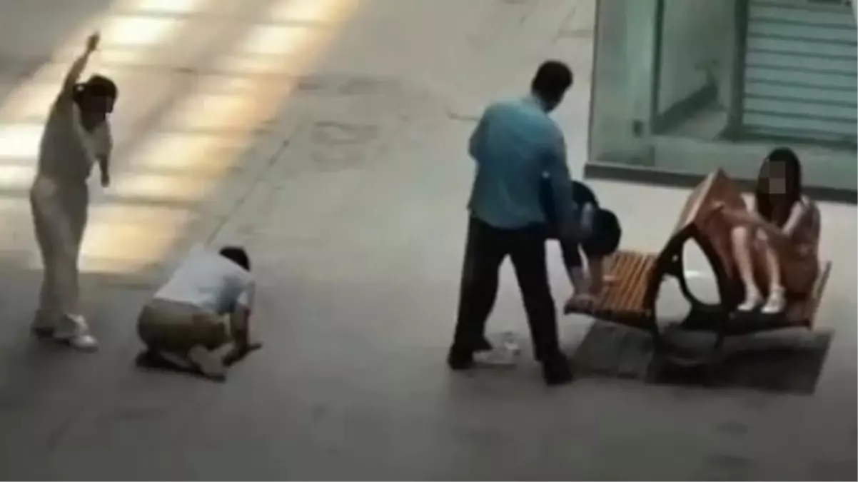 Öfkeli anne ve baba, kızlarını taciz edip kameraya alan kişiyi bayılana kadar kırbaçladı