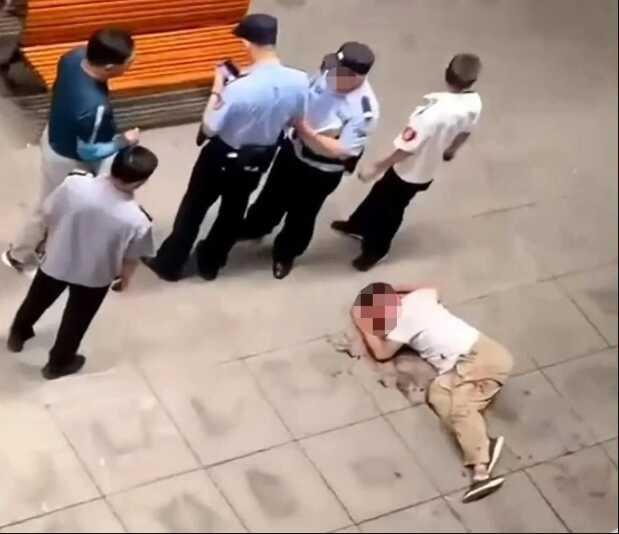 Öfkeli anne ve baba, kızlarını taciz edip kameraya alan kişiyi bayılana kadar kırbaçladı Öfkeli anne ve baba, kızlarını taciz edip kameraya alan kişiyi bayılana kadar kırbaçladı