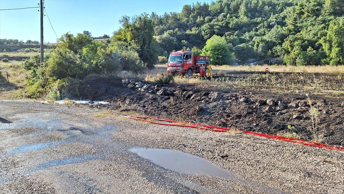 Kumluca'da Otluk Alanda Çıkan Yangın Kontrol Altına Alındı