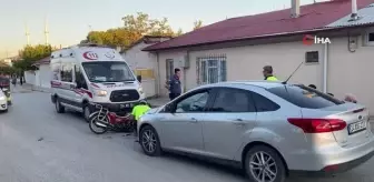 Otomobille çarpışan motosiklet sürücüsü ağır yaralandı