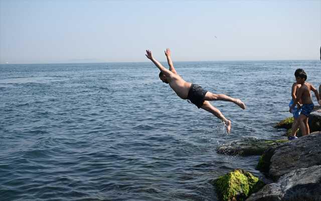 Sağlık Bakanlığı'ndan vatandaşlara 'sıcak hava' uyarı: Mecbur kalmadıkça dışarı çıkmayın Sağlık Bakanlığı'ndan vatandaşlara 'sıcak hava' uyarı: Mecbur kalmadıkça dışarı çıkmayın