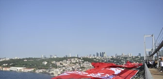 15 Temmuz Şehitler Köprüsü'ne Türk Bayrağı Asıldı