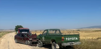Afyonkarahisar'da Kamyonet ile Otomobil Çarpıştı: 4 Yaralı
