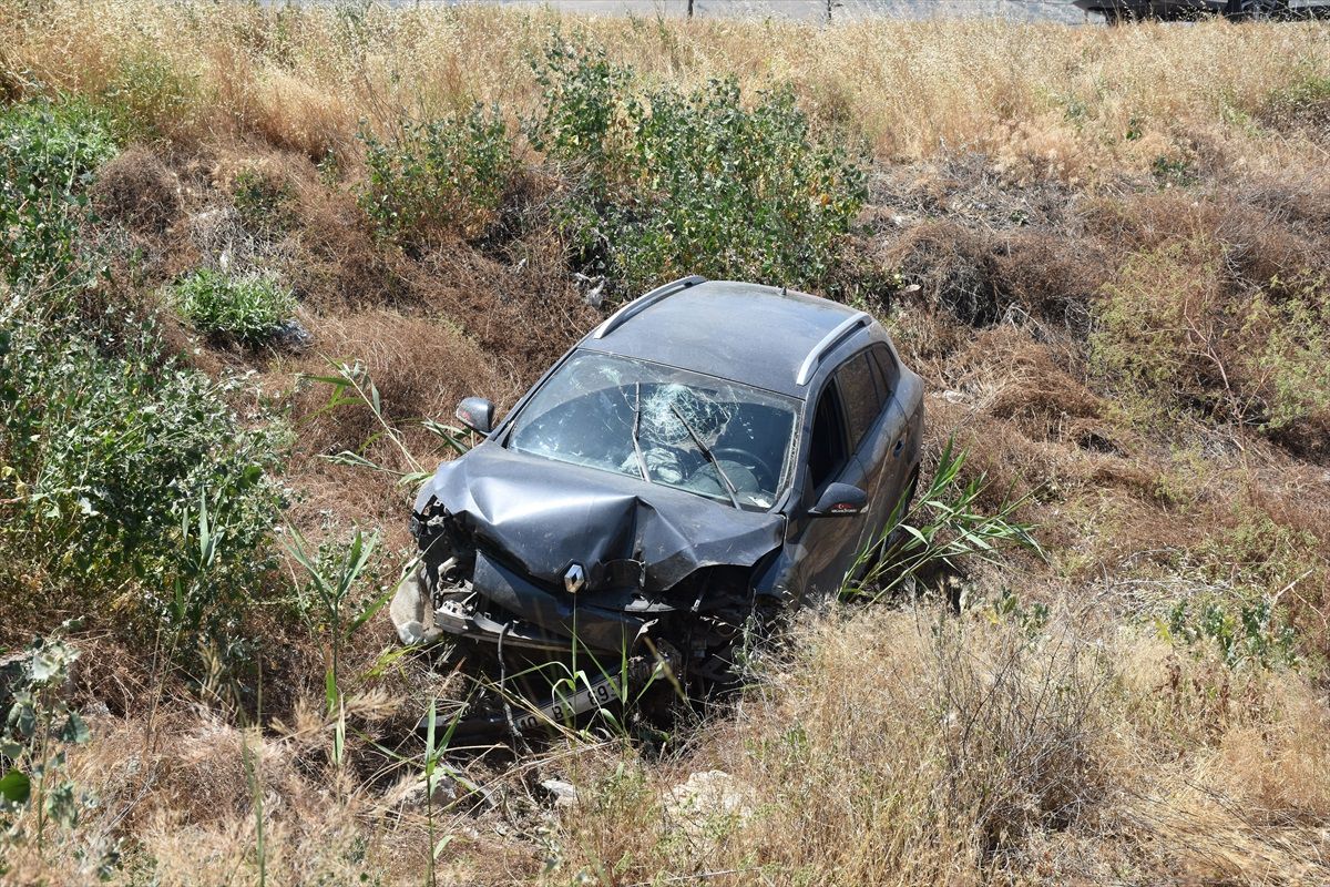 Afyonkarahisar'da Otomobil Şarampole Devrildi: 4 Yaralı