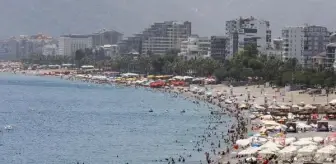 Antalya'da Sıcak Hava Nedeniyle Konyaaltı Sahili'nde Yoğunluk Olmadı