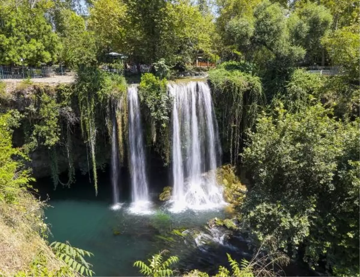 Antalya'daki Düden Şelalesi'nde Su Seviyesi Azaldı