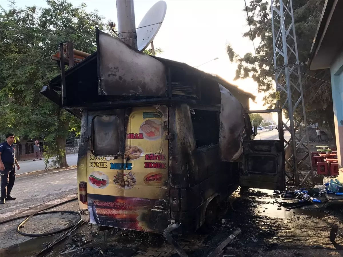 Hatay'da seyyar satıcının aracında çıkan yangın söndürüldü