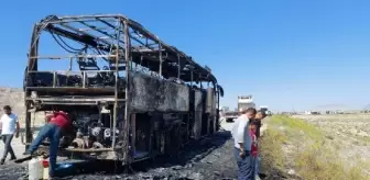 İran plakalı otobüs motor yangınında demir yığınına döndü