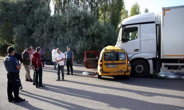 Kamyon çarptığı ticari taksiyi sürükledi: 4 ölü