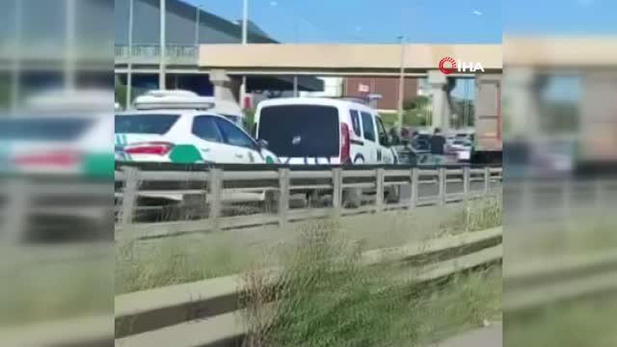 Lastiği patladığı için emniyet şeridine park eden kamyona otomobil çarptı