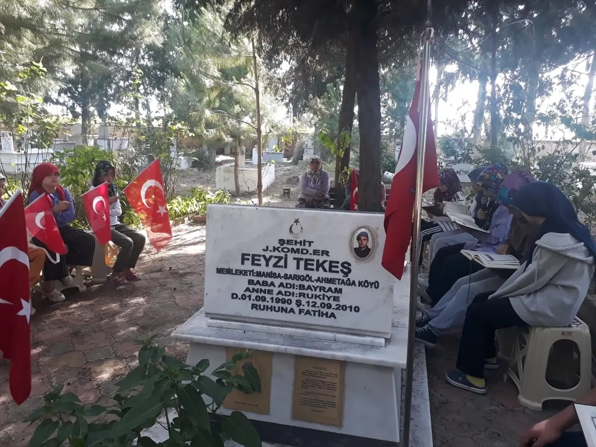 Manisa'da Bereketli Camisi Kur'an Kursu öğrencileri şehit mezarını ziyaret etti