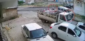 Elazığ'da Kamyonetten Hırsızlık Anı Güvenlik Kamerasına Yansıdı