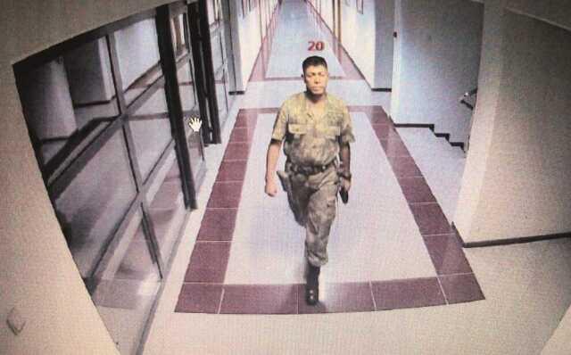 Zekai Aksakallı, Ömer Halisdemir'e şehadet emrini verdiği anları anlatırken gözyaşlarını tutamadı