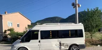 Afyonkarahisar'da minibüs ile tarım aracının çarpışması sonucu 4 kişi yaralandı