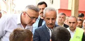 Bakan Uraloğlu, sel afetinde bisikletleri suya kapılan çocuklara bisiklet hediye etti