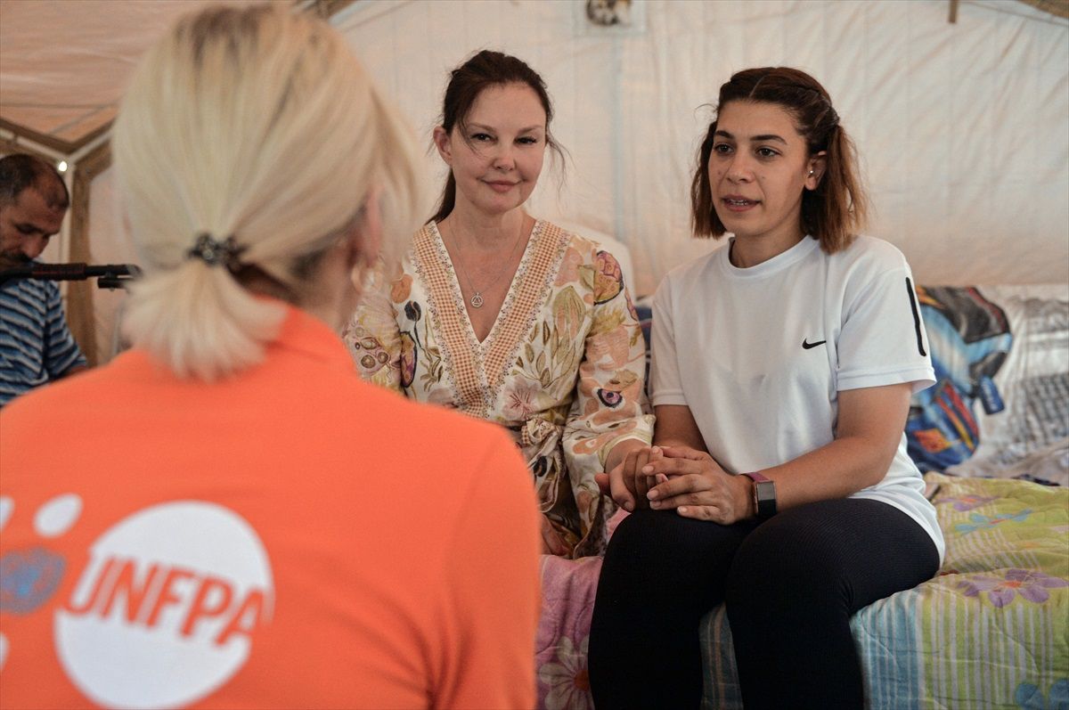 ABD'li ünlü oyuncu Ashley Judd, depremzedelerle buluştu