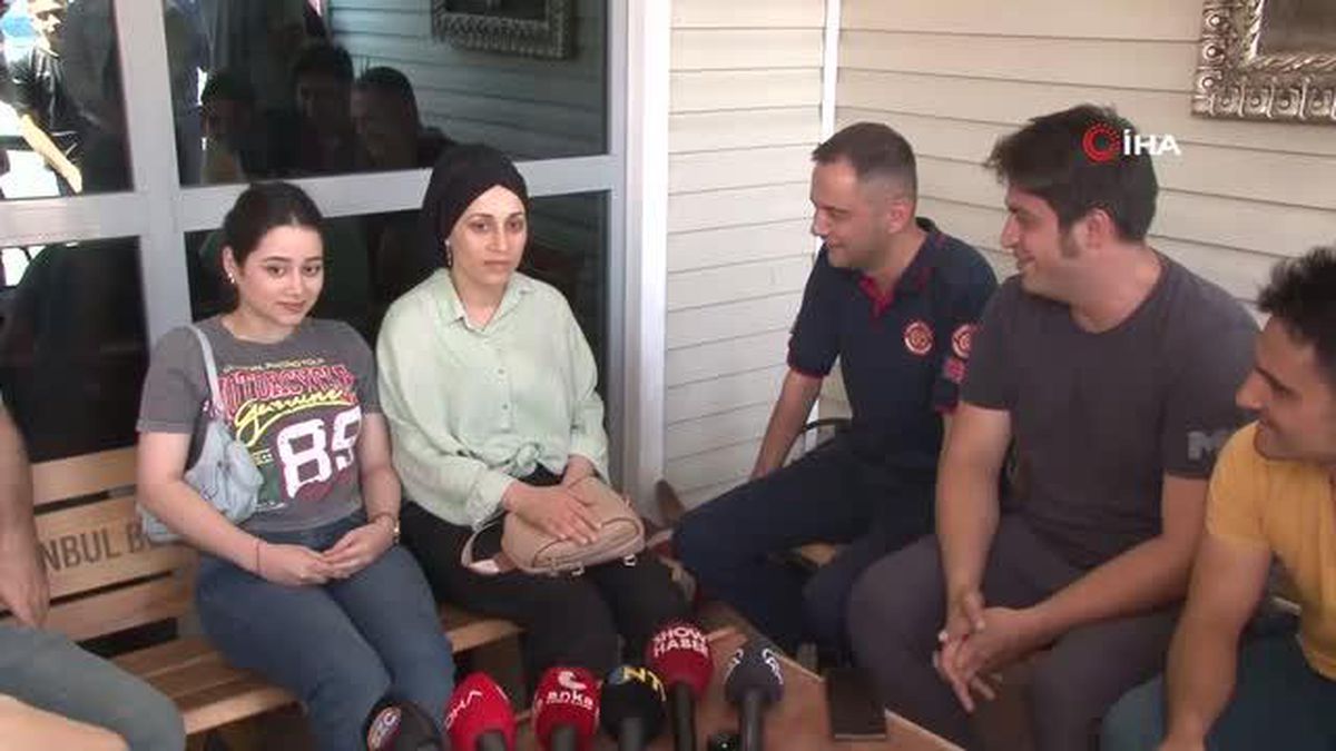 Depremzede anne ve kızı itfaiye ekiplerini ziyaret etti