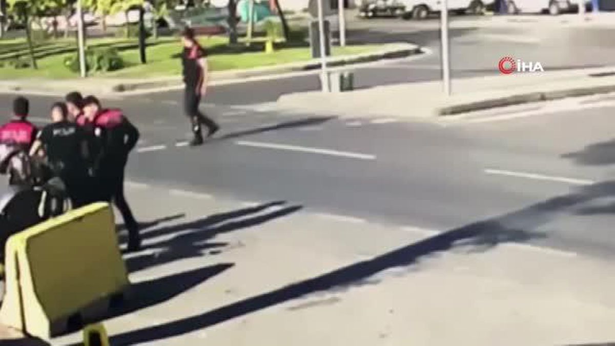 Dur ihtarına uymayan sürücü çarptığı polisi metrelerce böyle savurdu Polis Memuru Alp Efe Bekit şehit oldu