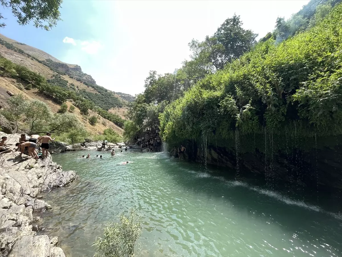 Hakkari'deki Sineber Şelalesi, Sıcaktan Bunalanlara Serinlik Sağlıyor