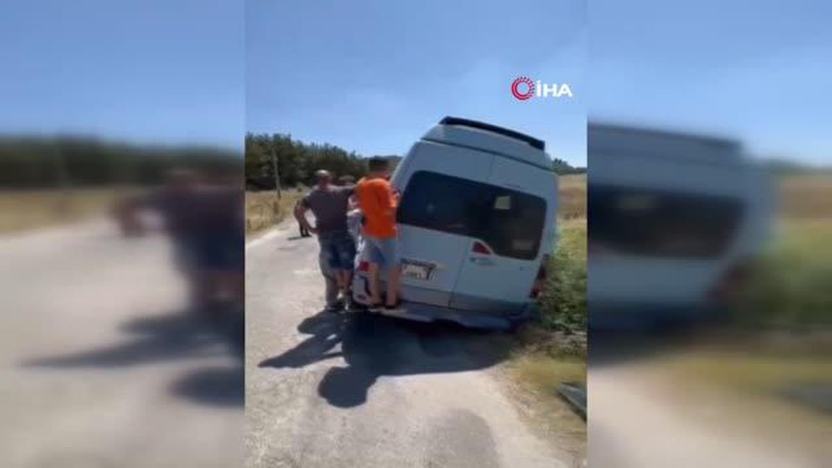 Köprü korkuluğuna çarpan minibüsün aşağı düşmemesi için ipe sımsıkı sarıldılar