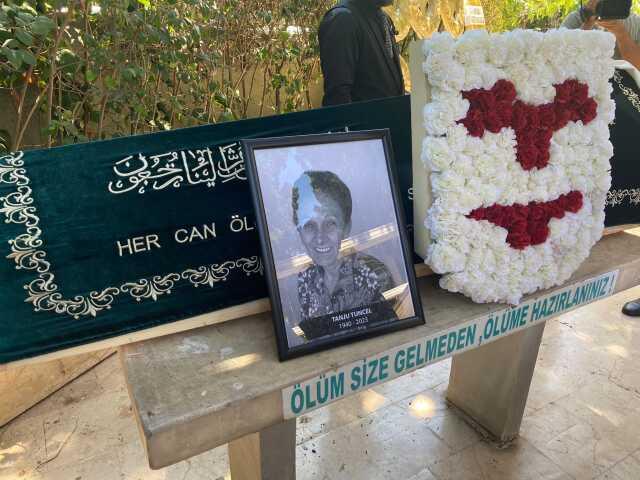 Sanatçı Tanju Tuncel son yolculuğuna uğurlandı Sanatçı Tanju Tuncel son yolculuğuna uğurlandı
