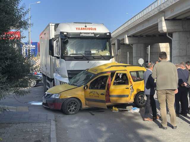 Sivas'ta Kavşakta Meydana Gelen Kazada Okul Müdürü ve Ailesi Hayatını Kaybetti