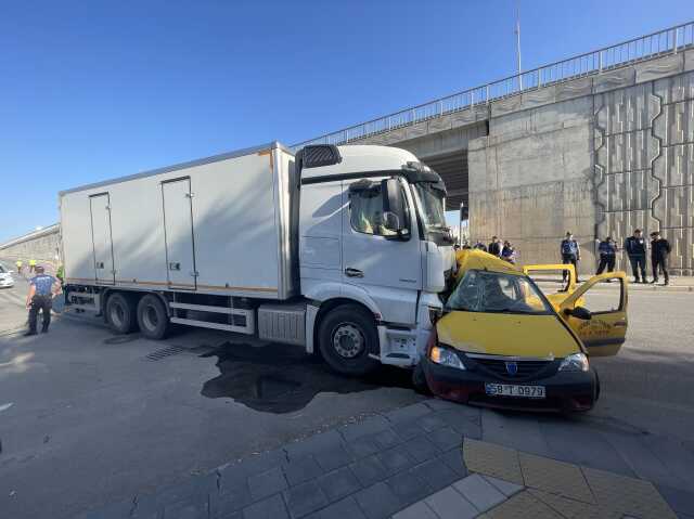 Sivas'ta Kavşakta Meydana Gelen Kazada Okul Müdürü ve Ailesi Hayatını Kaybetti